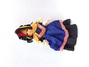Кукла ы национальной одежде . Высота 17 см .Цена 1800 руб.
