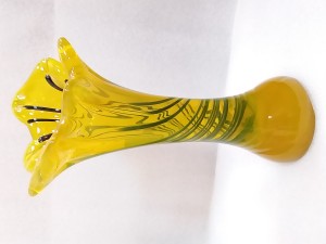 Ваза для цветов , гутное желтое стекло 1960-70 годы . цена 500 руб.