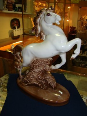 Статуэтка фаянсовый конь 3.500 рублей